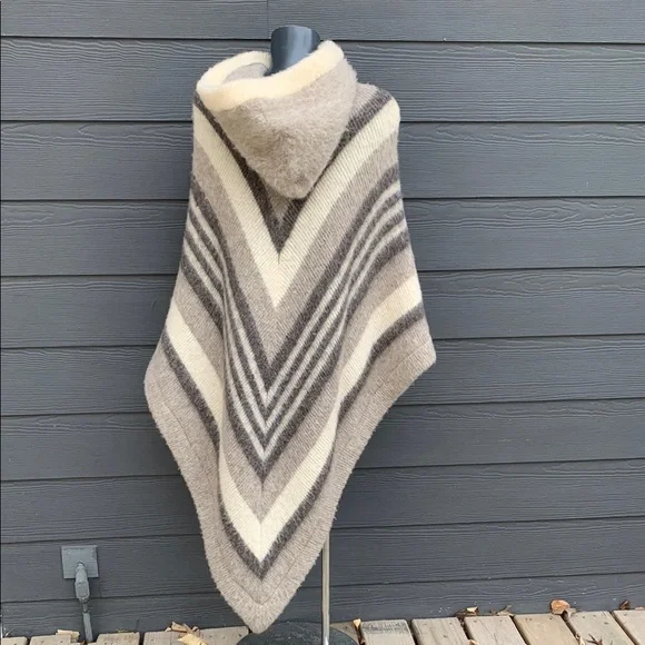 Vintage Hilda Ltd Hooled Poncho - Fuzzy Wool Statement Piece - Picture 2 of 13